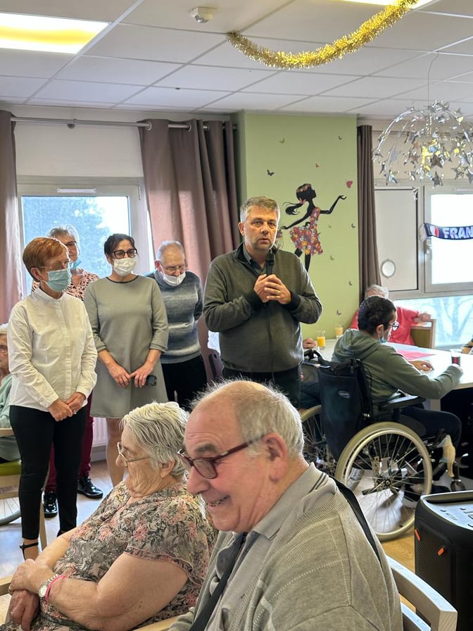 [VIE MUNICIPALE]
Dimanche après-midi, Christophe Doré, Maire, Marie-Jeanne Demol et Ghislaine Fercoq, Adjointes et Michel Saint-Léger, se sont rendus à l’EHPAD de #bolbec afin de présenter leurs meilleurs vœux aux résidents et au personnel.