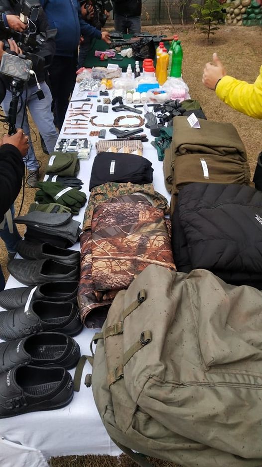 Defence_Nation's tweet photo. Weapons,Ammunitions & NVGs seized from 02 Terrorist #72ed earlier today in Balakote, Poonch when Indian Security Forces foiled infiltration bid. 🇮🇳🔥
.
.
#IndianArmy #SikhLi #Poonch #KashmirValley #PakTerrorist #JaiHind #DefenceNation https://t.co/cWIx07VZ2X