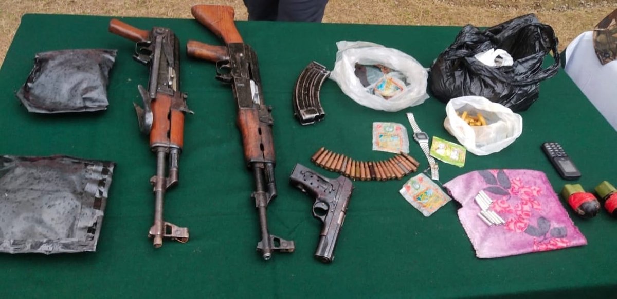 Defence_Nation's tweet photo. Weapons,Ammunitions & NVGs seized from 02 Terrorist #72ed earlier today in Balakote, Poonch when Indian Security Forces foiled infiltration bid. 🇮🇳🔥
.
.
#IndianArmy #SikhLi #Poonch #KashmirValley #PakTerrorist #JaiHind #DefenceNation https://t.co/cWIx07VZ2X