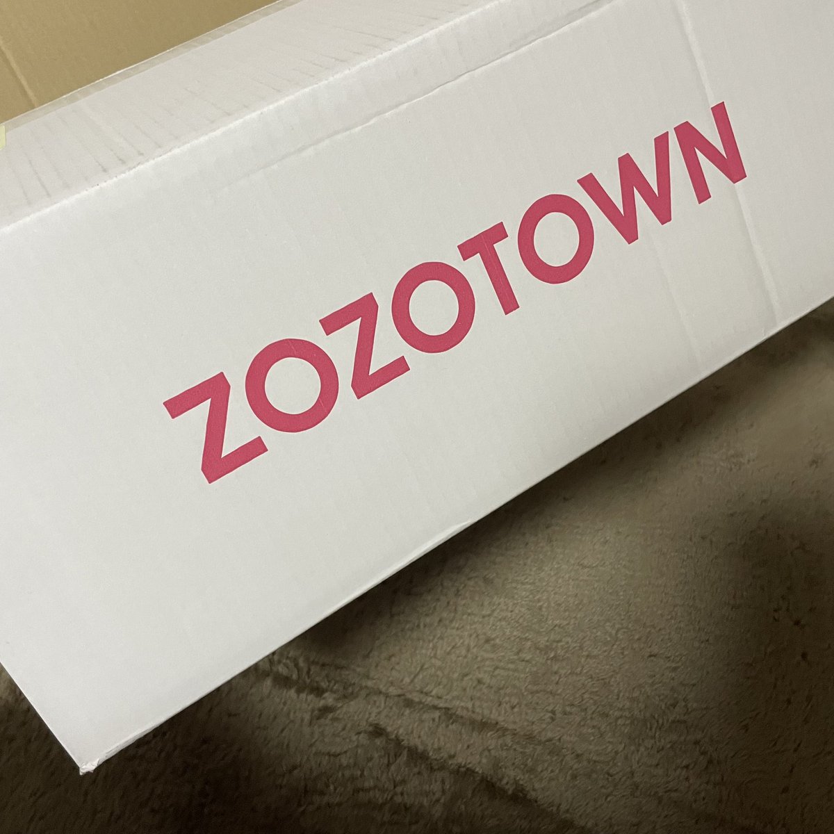 non910910's tweet photo. 赤箱じゃなかった😭
白箱で当選しますように🙇🏻‍♀️

#ZOZOTOWNSALE箱CP https://t.co/2aVfPrQl79