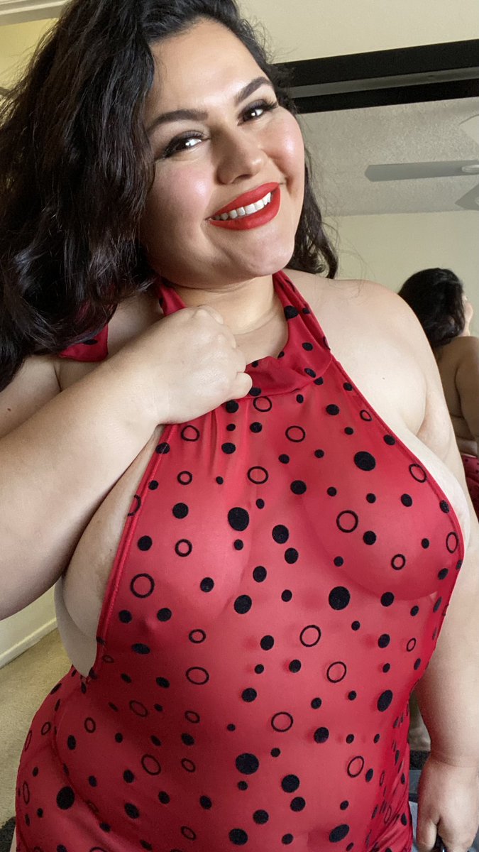 Chloe96174708's tweet photo. It seems red look sexy on me 😘🤡🤡
I took the picture's some weeks back https://t.co/qmK43dfxIs