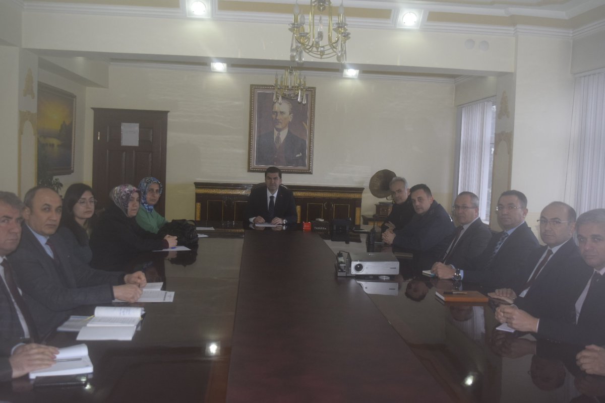 Kaymakamımız başkanlığında ilçe idare şube başkanları toplantısı gerçekleştirildi. Kurum amirleri, kurumlarınca yapılan çalışmalar ve kurumlarının sorunları ve ihtiyaçları hakkında bilgi verdi.  Kaymakamımız iş ve işlemlerinin aksatılmadan yürütülmesi konusunda talimatlar verdi.