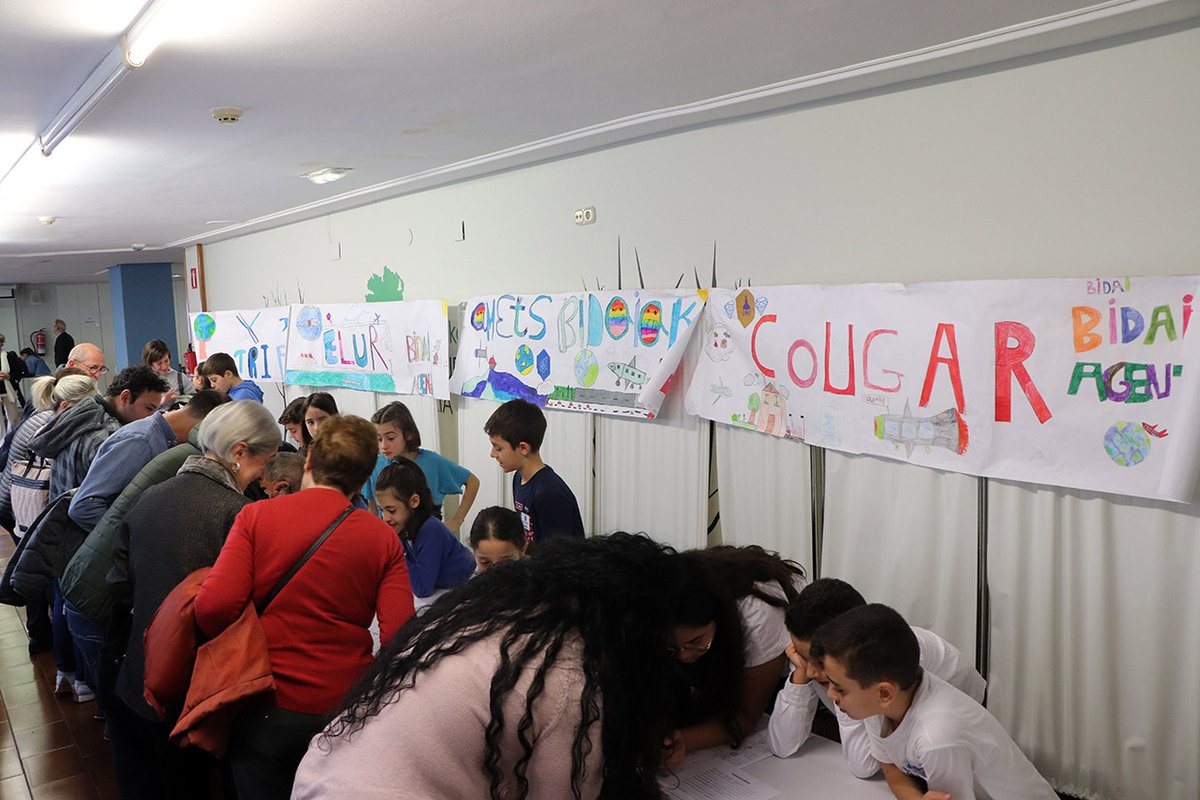 BaikaraF's tweet photo. Elgoibarko Herri Eskolako LH4ko ikasleek ‘Bidaia Feria’ belaunaldi arteko proiektua aurkeztu diete adinekoi Jubilatuen Biltokian.
https://t.co/xGN1RzCSqF https://t.co/ch9XgPl2HF