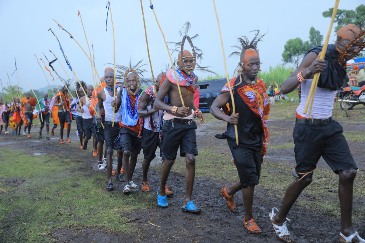 magicalkenya's tweet image. A CLEAN SHAVE INTO ELDERHOOD : Morans get their heads shaved at the Eunoto ceremony in Osinoni  of Transmara.The head shaving signifies a departure from moranism to elderhood in a ceremony  conducted in a period of between 5 and 10 years .#RediscoverTheMagic #magicalkenya
