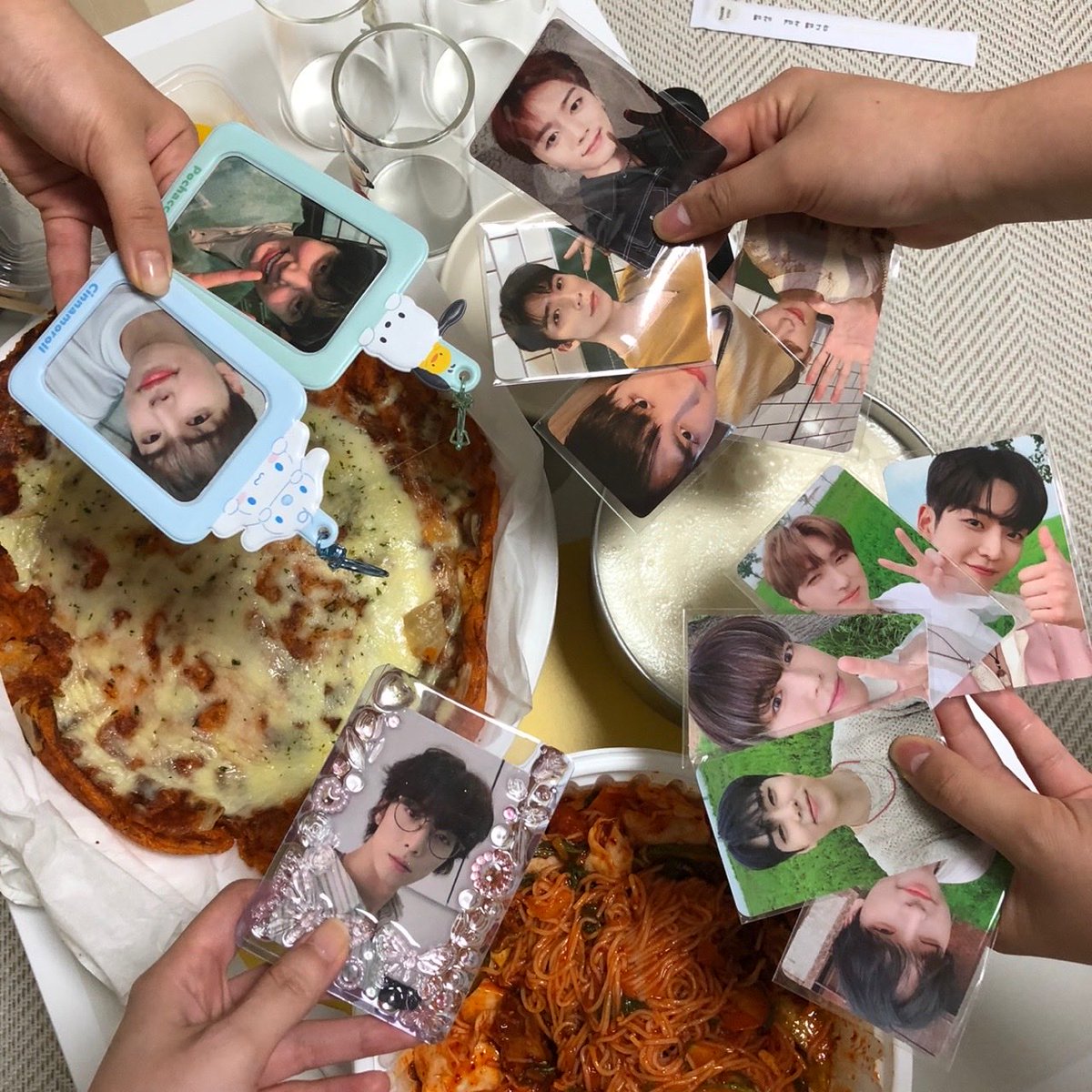 미치겟다 티어드롭 쇼케때도
같은장소에서 같은사람들이랑 같은음식 먹음 ㅁㅊ