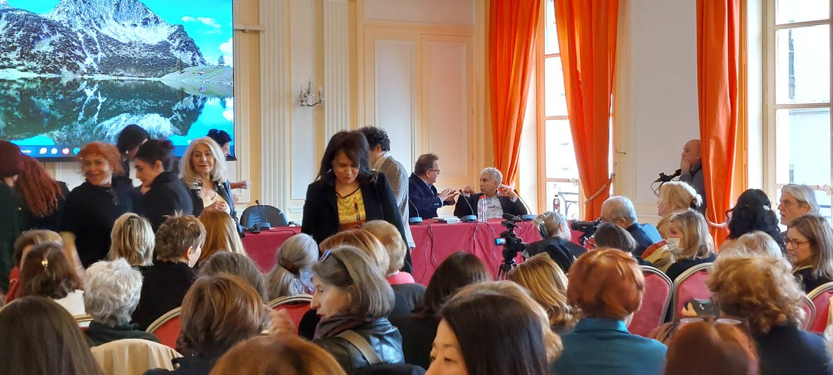 Le Prix Simone de Beauvoir est décerné cette année à la lutte des femmes iraniennes pour la liberté. 

Femme, Vie, Liberté.