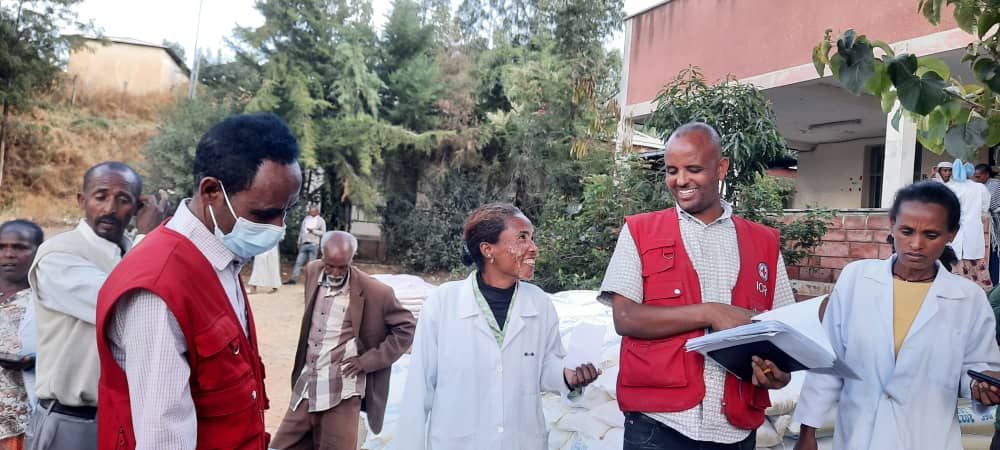 ICRCEthiopia's tweet photo. The conflict has made the job of health professionals very challenging. To encourage the staff on duty &amp; maintain the system operational, we provided food assistance to 24 health facilities (25’350 health staff + families &amp; 1,414 inpatients) in Central &amp; North Western #Tigray https://t.co/mATbna1aLQ