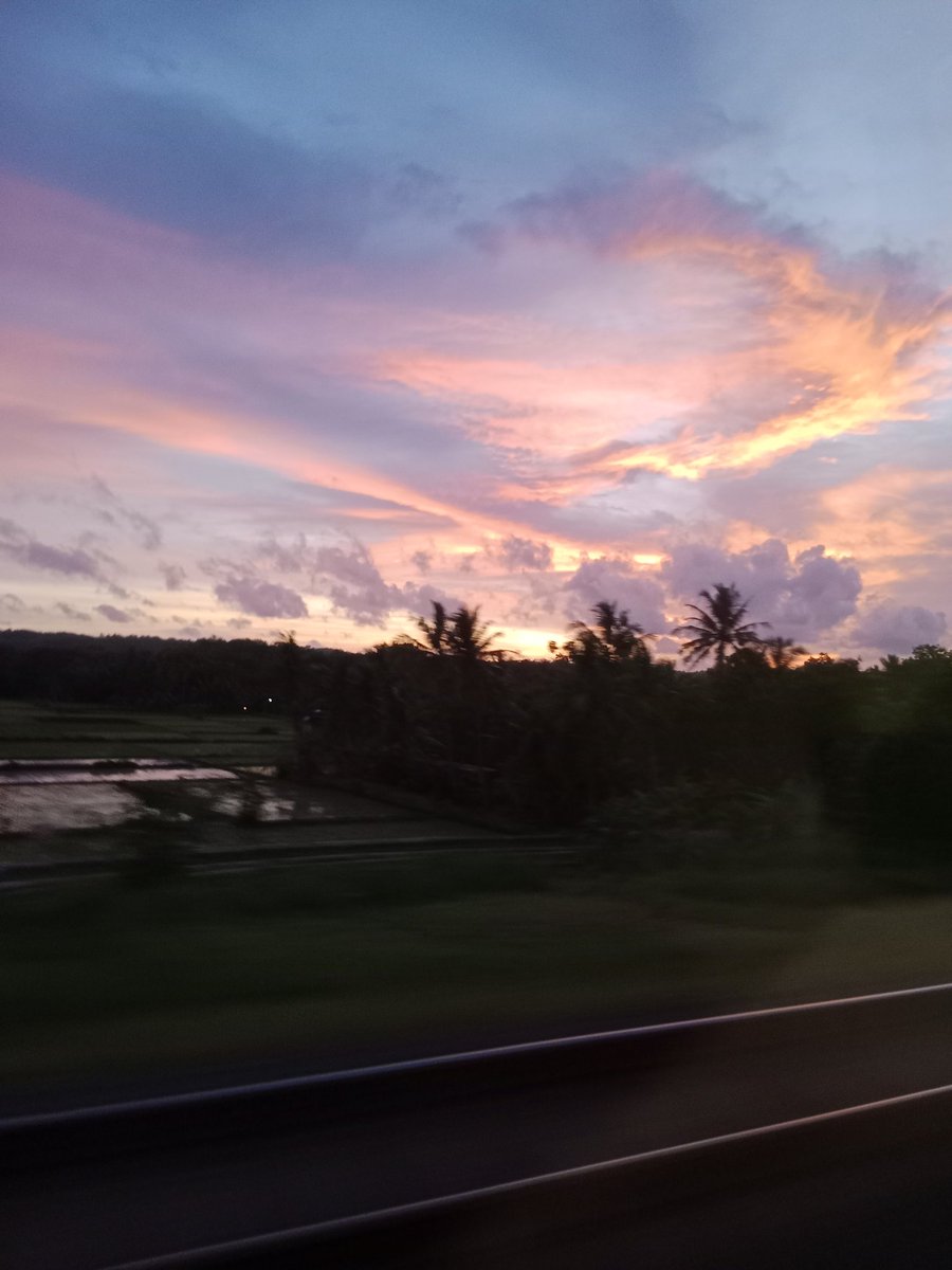 puspararas's tweet photo. @kevinpramudya_ Dalam perjalanan.. Diberkati dengan langit jingga.. https://t.co/cYzZhb0xno