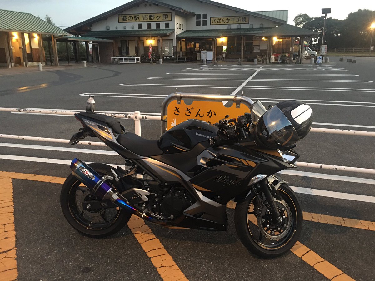 今日バイクの査定をしてもらいました
納得のいく買取査定だったので売ろうと思います。Ninja400とても乗りやすかったよ…(´；ω；｀)今までありがとう！