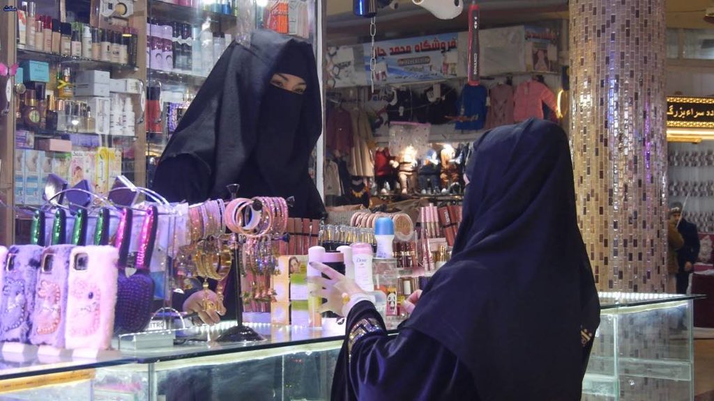 BinaSarwari's tweet photo. برخی از زنان دکاندار در ولایت بلخ  می‌گویند که مسوولان امر به معروف و نهی از منکر این ولایت تا روز پنج‌شنبه هفته جاری به آنان فرصت داده است تا دکان‌های شان را بسته کنند. 
#طلوع‌نیوز https://t.co/S4WeOOJ0VX