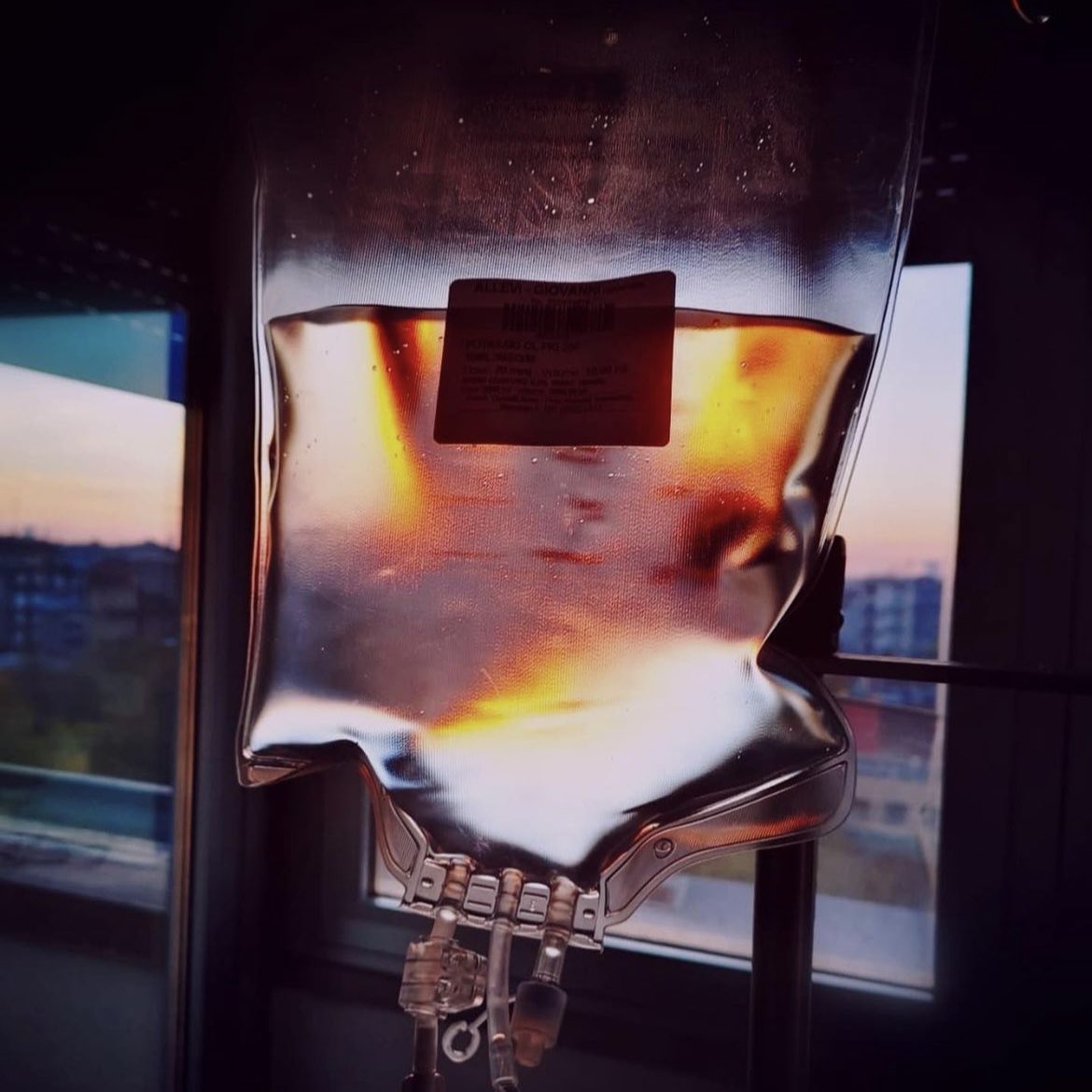 Ho voluto scattare questa foto per non dimenticare la capacità dell'uomo di saper trovare la bellezza in ogni momento, anche il più difficile. È una immagine che fa tremare, ma i colori del cielo al tramonto con cui si fonde, rappresentano una bellezza che non voglio dimenticare.