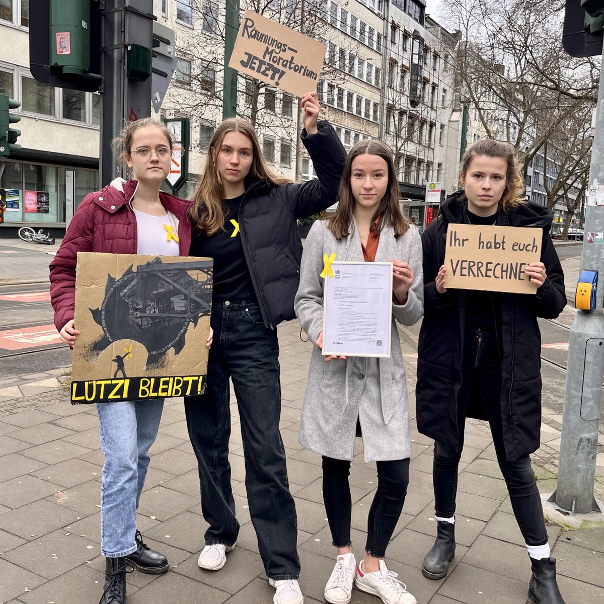 Luisamneubauer's tweet photo. + Breaking +
Heute Mittag treffen wir @MonaNeubaur zum Gespräch. Die Räumung von Lützerath steht unmittelbar bevor, wir nutzen jeden Weg um das Dorf &amp; damit unsere Klimaziele zu schützen. Als Mitbringsel haben wir das Pariser Klimaabkommen dabei. https://t.co/xsT2veHbrW
