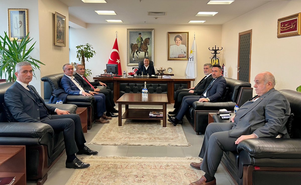 Ankara'da faaliyet gösteren ulaşım esnafı temsilcileri <a href="/ankarabbld/">Ankara Büyükşehir</a> <a href="/iyiparti/">İYİ Parti</a> Grup Başkanı Sn <a href="/AdnanBekerr/">Adnan Beker</a>'i ziyaret ettiler.
Ulaşımla ilgili Ankara Büyükşehir Belediyesi bünyesinde çözülecek sorunlarımıza yakın ilgisi ve destekleri nedeniyle Sn Başkanımıza teşekkür ederiz.