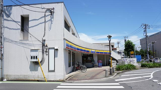 dailyportalz's tweet photo. 京成電鉄みどり台駅前には丸い交差点・ランドアバウトがあります。
これだけでも珍しいのですが、ランドアバウトに面したミニストップがカーブを描いているのも絶景です。

--

西千葉のラウンドアバウトをトレースするミニストップがかっこいい https://t.co/uXWt5a4LWB #DPZ https://t.co/c1y1SuDLzS