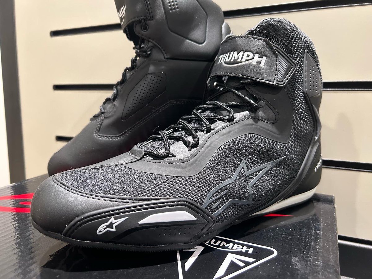triumph_osaka's tweet photo. 【新商品入荷】
ALPINESTRS FASTER-3 RIDEKNIT RIDING SHOES
通気性が高く、軽量設計されたライディングシューズ🥾
軽量ながらも、足首・つま先・かかとにはプロテクター入り👏
各所に入ったロゴもかっこいいです✨
#triumph #alpinestars #sheos #bike https://t.co/WsP6JqzVh4