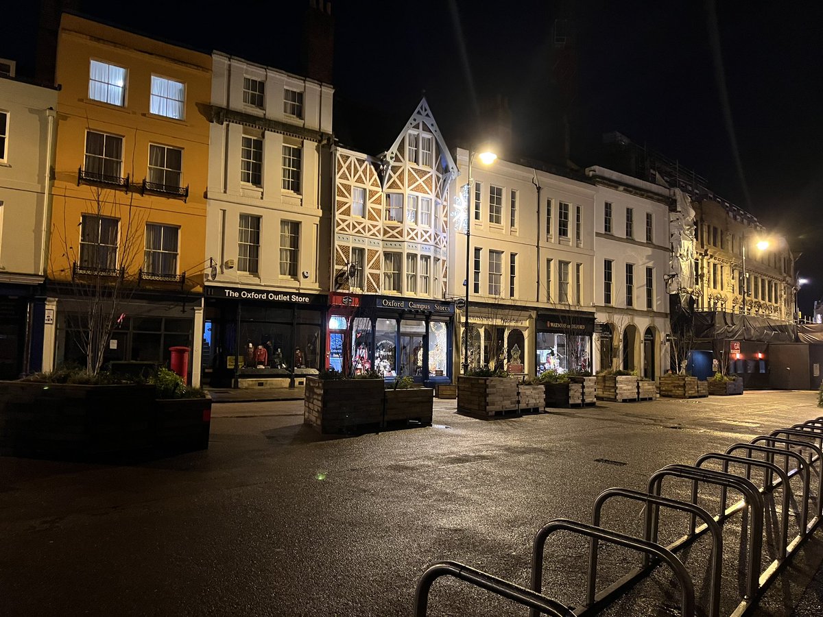 JournoLita's tweet photo. @TheFreds Thank you for coming to #Oxford boys !
NO to #LTN is #Oxfordshire @OxfordCity @OxfordshireCC
No #TrafficFilter - Pedestrianization empties Broad St - support #business and #inclusion
Thank you @TheFreds https://t.co/GMZilyAhwD