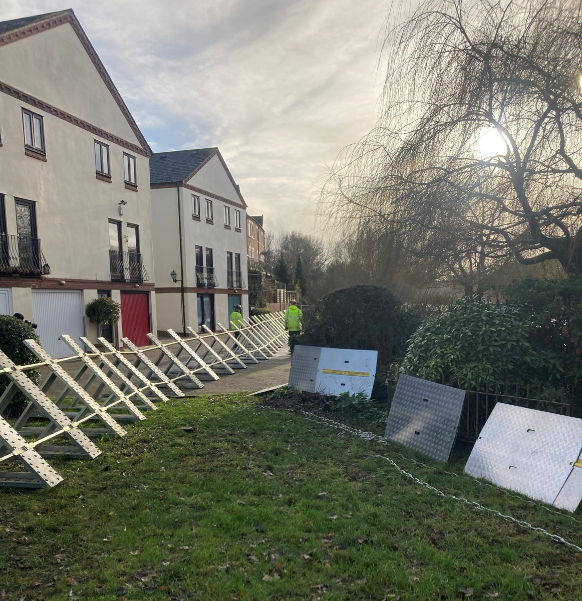 BarryKillnerEA's tweet photo. The @EnvAgencyMids #Worcestershire field team supported by colleagues from across #Westmidlands are deploying the Beales Corner Phase 1 temporary barrier in #Bewdley this morning @WorcsTravel @WyreForestDC @bewdleytc @worcscc https://t.co/9t0yOxwH91