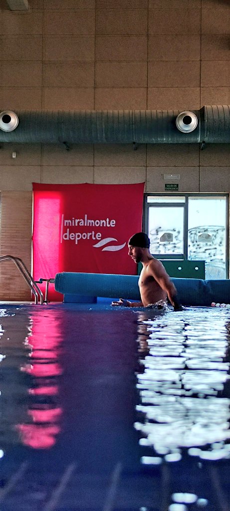 FCC_Cantera's tweet photo. 🏊🏻♂️ Nuestro filial descansa esta mañana, pero hay un jugador que sigue preparándose para volver lo antes posible.
@kevinlaosa_ trabaja junto a @antsecav en la piscina del Colegio Miralmonte de Santa Ana. Muchas gracias por vuestra colaboración @colemiralmonte
#AnimoKevin https://t.co/T4wVzbqHAe