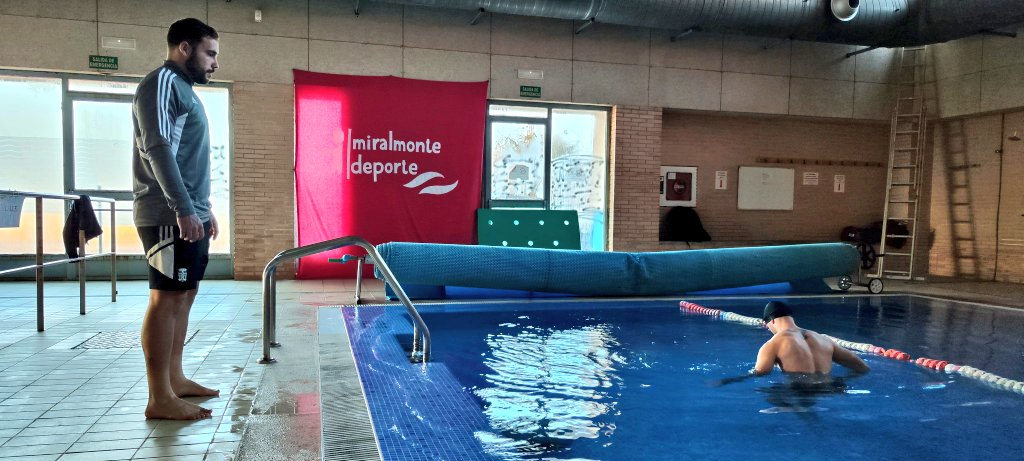 FCC_Cantera's tweet photo. 🏊🏻♂️ Nuestro filial descansa esta mañana, pero hay un jugador que sigue preparándose para volver lo antes posible.
@kevinlaosa_ trabaja junto a @antsecav en la piscina del Colegio Miralmonte de Santa Ana. Muchas gracias por vuestra colaboración @colemiralmonte
#AnimoKevin https://t.co/T4wVzbqHAe