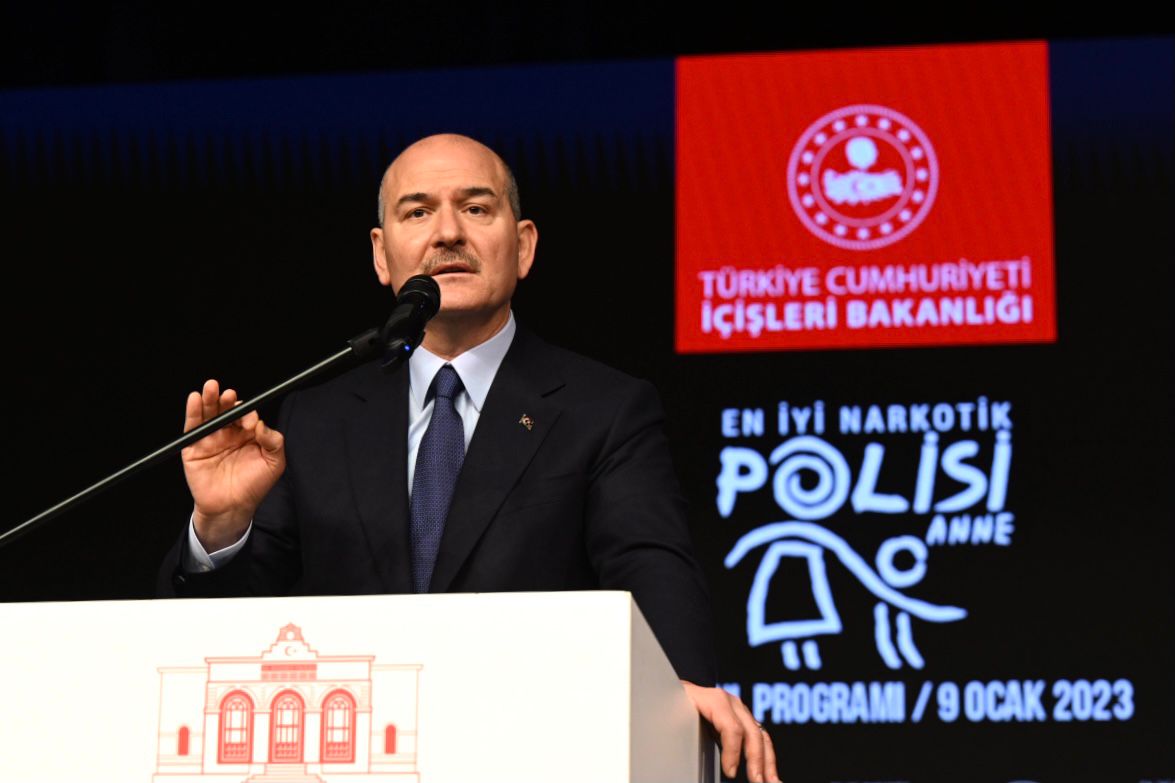 suleymansoylu's tweet photo. Uyuşturucunun kökünü kazımak, Milletimize karşı bizim namus borcumuz ve görevimizdir...

Amerika, Avrupa, dünya pes etse de uyuşturucuyla mücadelemizi her yönüyle sürdürmeye devam edeceğiz...

📍İstanbul | En İyi Narkotik Polisi Anne Projesi İstanbul Buluşması https://t.co/yz6KteVuHs