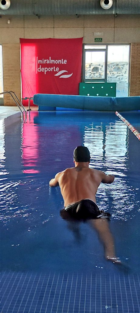 FCC_Cantera's tweet photo. 🏊🏻♂️ Nuestro filial descansa esta mañana, pero hay un jugador que sigue preparándose para volver lo antes posible.
@kevinlaosa_ trabaja junto a @antsecav en la piscina del Colegio Miralmonte de Santa Ana. Muchas gracias por vuestra colaboración @colemiralmonte
#AnimoKevin https://t.co/T4wVzbqHAe