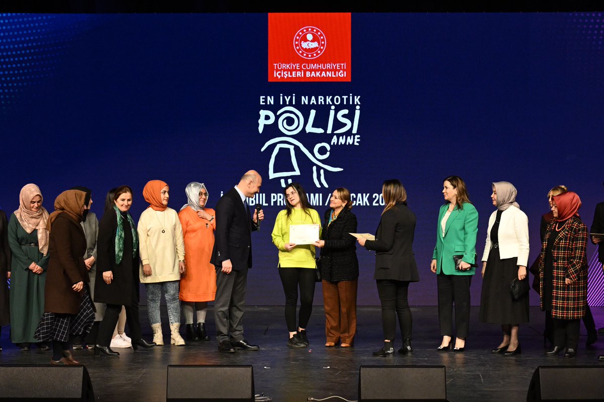 suleymansoylu's tweet photo. Uyuşturucunun kökünü kazımak, Milletimize karşı bizim namus borcumuz ve görevimizdir...

Amerika, Avrupa, dünya pes etse de uyuşturucuyla mücadelemizi her yönüyle sürdürmeye devam edeceğiz...

📍İstanbul | En İyi Narkotik Polisi Anne Projesi İstanbul Buluşması https://t.co/yz6KteVuHs