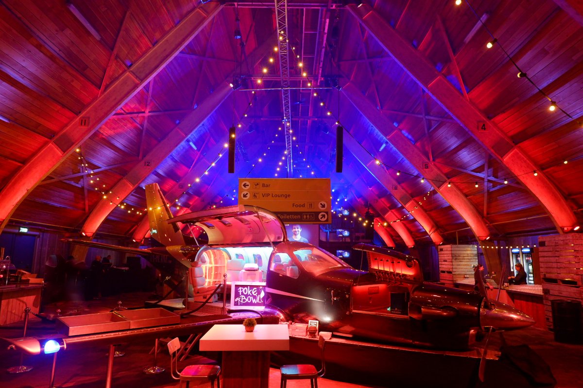 We krijgen wel eens de vraag hoe groot de Copraloods nou eigenlijk is. De ruimte is 900 m2 en de één na grootste van onze evenementenlocatie. Het is zo groot, dat er zelfs een vliegtuig in kan staan 🛫. Cool toch?! Dit event was een samenwerking met: <a href="/Thincahead/">Thinc ahead</a> &amp; <a href="/QuoratioGroep/">Quoratio Groep</a>