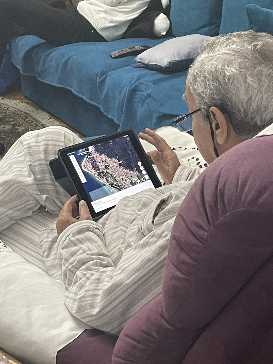 اكتر حاجه كيوت في الكوكب #بابا فاتح Google earth بيشوف المكان الي اخويا مسافر له على الخريطه . ربنا يخليه لينا يا رب