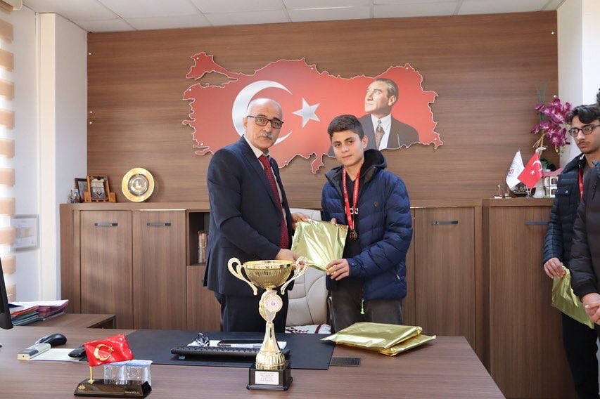 Liseler arası Badminton turnuvasında İl Birincisi olan Arifiye Anadolu İmam Hatip Lisesi öğrencileri, Müdürümüz Yüksel Gülaç'ı makamında ziyaret etti.

#SporSakarya

👉 arifiye.meb.gov.tr/www/il-birinci…

<a href="/tcmeb/">Millî Eğitim Bakanlığı</a> <a href="/ebubekirsavasci/">Ebubekir Sıddık Savaşçı</a> <a href="/sakaryamem/">Sakarya İl Millî Eğitim Müdürlüğü</a> <a href="/ygulac/">Yüksel GÜLAÇ</a>