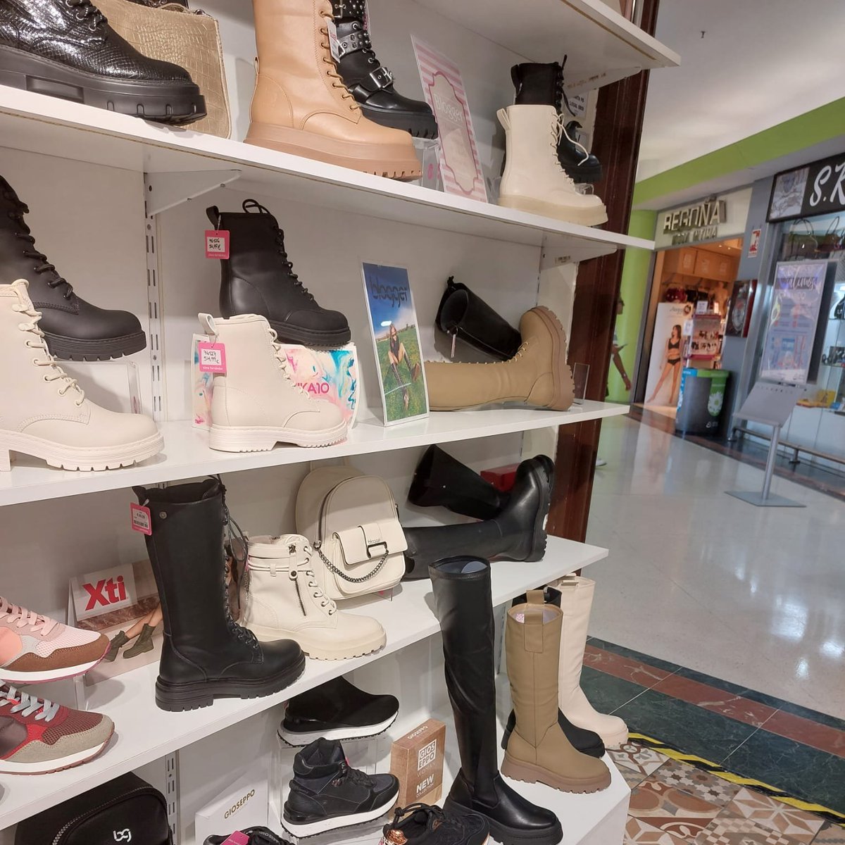 ccplazadealuche's tweet photo. 👞🥾 ¡Es el momento de sentirte como un niño con #zapatos nuevos! En @elenahernz tienen #artículos con #rebajas de hasta el 50% de #descuento para que renueves tu #calzado al mejor precio 🤩 https://t.co/kIxoabPRC2