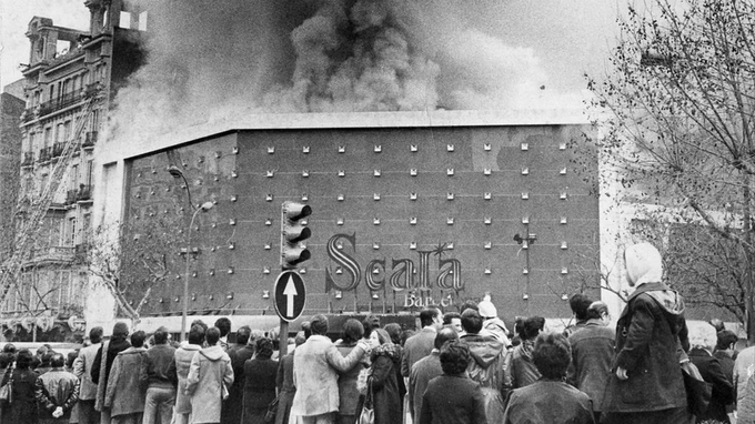 memoria_parets's tweet photo. #TalDiaComAvui de 1978 la sala Scala Barcelona s'incendia a causa d'un atemptat. 4 cenetistes van morir-hi. La CNT es manifestava aquell dia contra els Pactes de la Moncloa i fou culpada, injustament, de l'incendi. Aquesta guerra bruta de l'Estat va deixar tocat el sindicat. https://t.co/OTcnwjtg1G