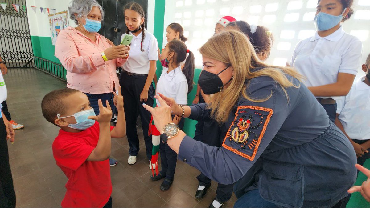 _LaAvanzadora's tweet photo. #RegresamosALaEscuela2023

Para el Gobierno Bolivariano la educación es forjadora del espíritu, conocimiento y valores de la muchachada del futuro. Agradezco a los miles de educadores que se esfuerzan por cultivar la semilla de la generación de relevo.

@NicolasMaduro https://t.co/OUzmClhsuq