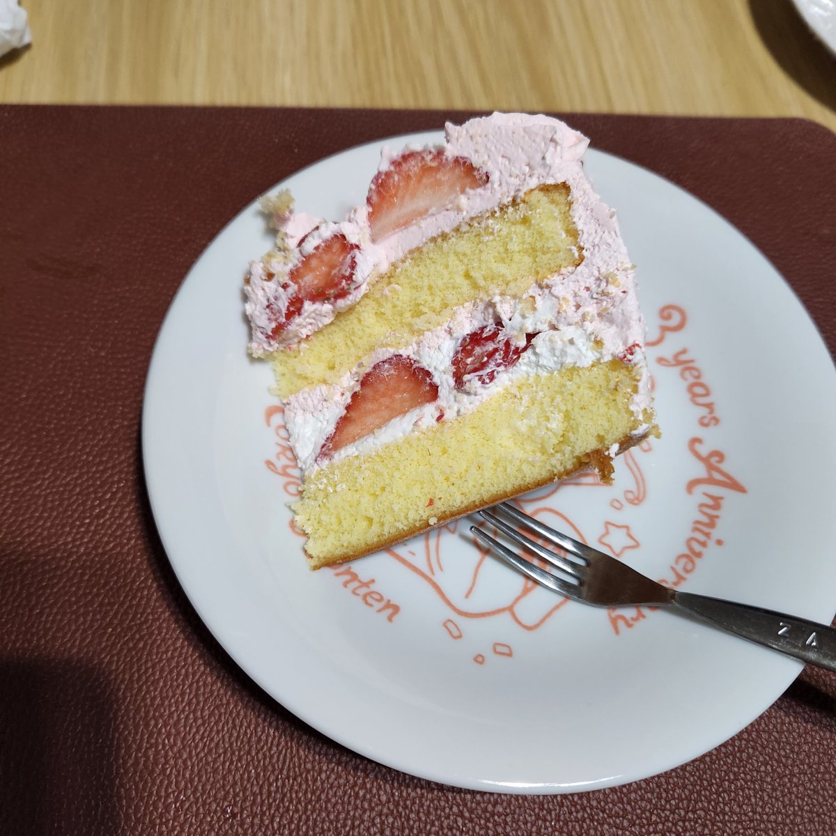 「頭悪そうな苺と生クリームだけのケーキを作りましたバナナケーキにしたら94二期おめ」|kei.kijimaのイラスト