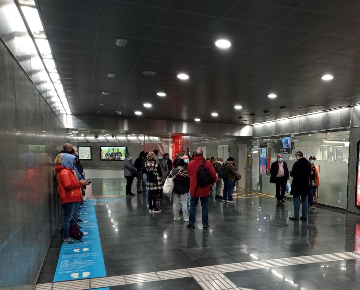 CGTmetroBCN's tweet photo. Cues a tots els #PuntsTMB
Així és com la Direcció de #MetroBcn tracta a qui més necessitats especials tenen per agafar el transport públic.
Hores de cua, total el seu temps val menys que el teu, oi @laiabonetrull? https://t.co/0sBqc3XthS