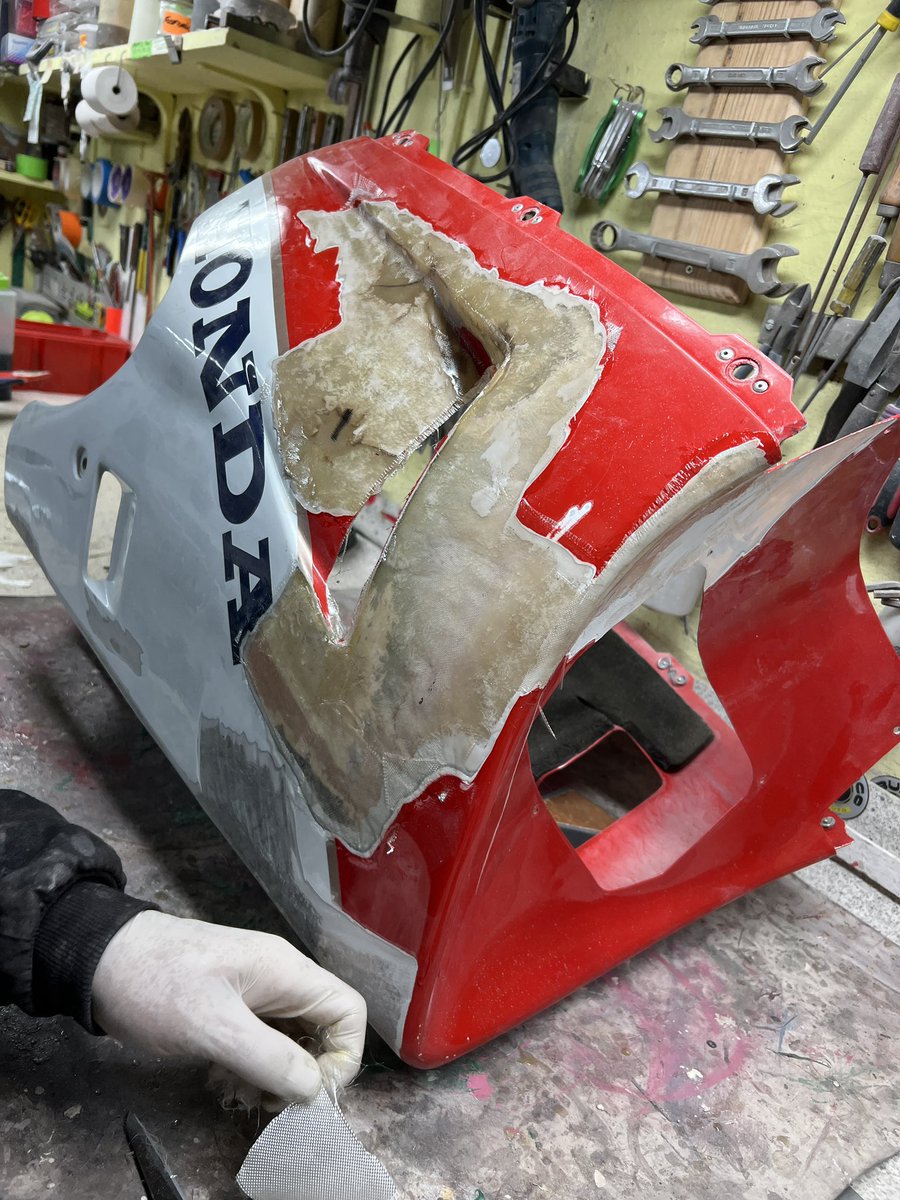 studimoto's tweet photo. Y sí, detrás tenemos una carrocería de #HondaRC30 para reparar rotos / rascadas y pintar a iguales colores.
#Lunes #9Enero #2023 #AlLio #StudiMoto #Deposito #LijadoAMano #Aparejo #KitDeFibra #FibraDeVidrio #PintorDeMotos #Barcelona #Calidad #BultacoPursangMK4 #BultacoPursangMK8 https://t.co/hYjG7VcccN
