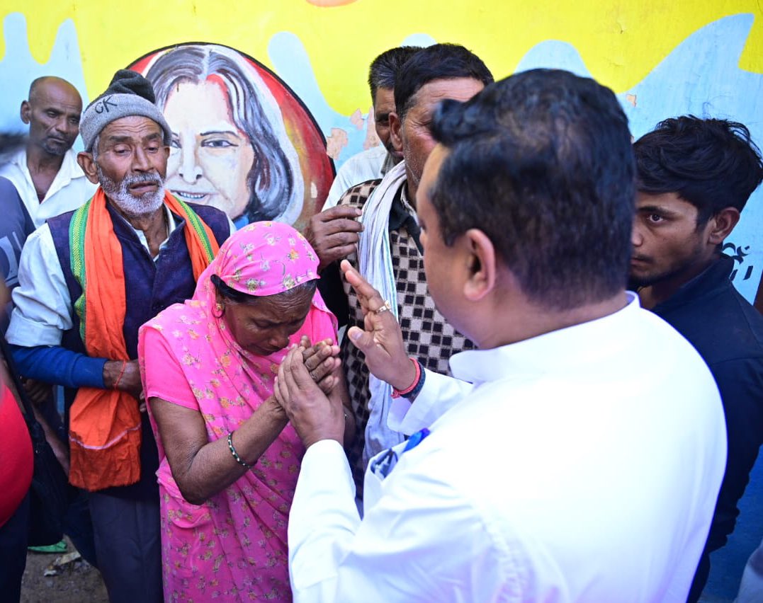 sambitswaraj's tweet photo. ଆଜି ପୁରୀ ଲୋକସଭା ଅନ୍ତର୍ଗତ ସାକ୍ଷୀଗୋପାଳ ସ୍ଥିତ ଗୋପାଳଜୀଉ ମନ୍ଦିର ଦର୍ଶନ କରିବାକୁ ମଧ୍ୟପ୍ରଦେଶରୁ ଆସିଥିବ ଏକ ଯାତ୍ରୀବାହୀ ବସରେ ଅକସ୍ମାତ ନିଆଁ ଲାଗିଯାଇଥିଲା l

ଖବର ପାଇ ଘଟଣା ସ୍ଥଳରେ ପହଂଚି ଯାତ୍ରୀମାନଙ୍କର କୁଶଳାବସ୍ଥା ପଚାରି ବୁଝିଲି l https://t.co/d5jKsKyeyy