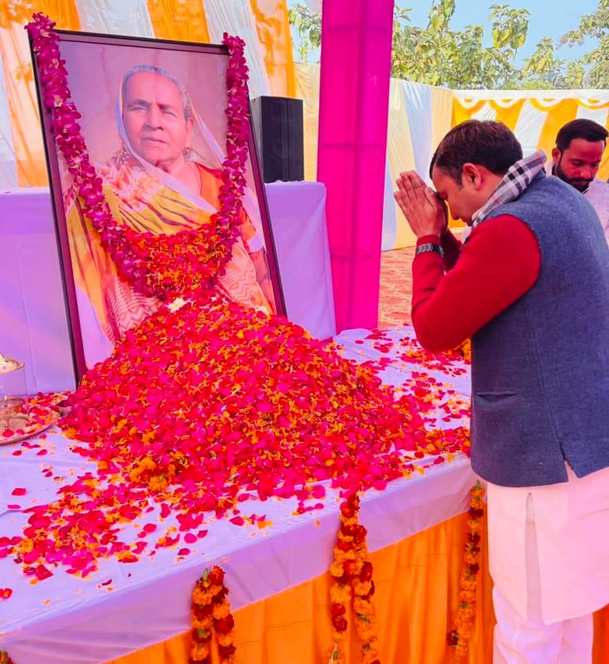 py687540's tweet photo. मा0.विधायक श्री मनीष रावत जी सीतापुर के मा0.सांसद श्री राजेश वर्मा जी की श्रद्धेय पूज्य माता जी के शान्ति पाठ कार्यक्रम (तम्बौर)में पहुंच कर पुष्पांजलि अर्पित की।
विनम्र श्रद्धांजलि🙏
@MPRajeshVerma https://t.co/9LHMTd0bao
