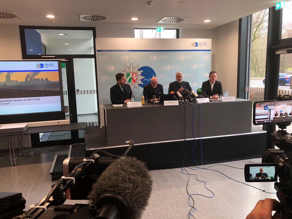 ZDFnrw's tweet photo. „Die Polizei Aachen steht vor einem schwierigen und herausfordernden Einsatz mit erheblichen Risiken“, sagt Polizeipräsident Dirk Weinspach. Ab Mittwoch sei mit der Räumung von #Lützerath zu rechnen. „Wir stehen evtl. gewaltbereiten Straftätern gegenüber.“ @ZDFheute https://t.co/0CF38SPACY