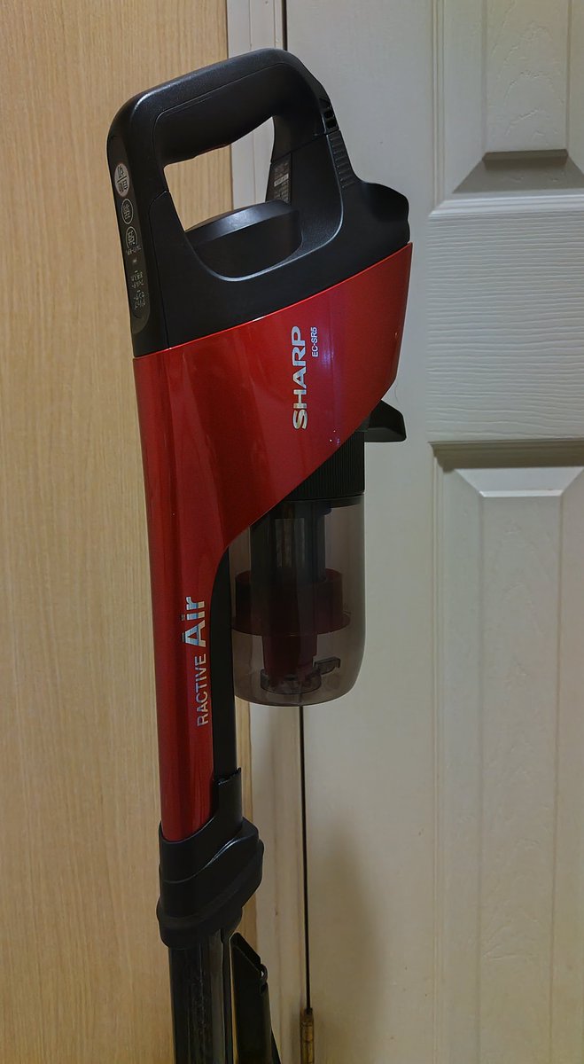 yuzo0908's tweet photo. amazonで掃除機買いました。
型落ちですが新品です。
サイクロン式にしてはとても静か。屏風みたいな薄〜〜い壁の家のアパートでも、お隣さんに気を使わず使えそう。
#SHARP
#RACTIVEAir #ECSR5 https://t.co/FKP8oAaFDj