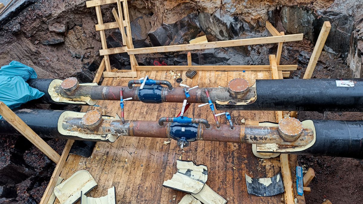 Using the line stop method, a new valve chamber was created to increase control of the pipe for a demanding district heating customer. In this case there was no possibility to shut down the heat supply. 💪

#tonisco #paineellinentulppaus #linestopping #kaukolämpö #districtheating