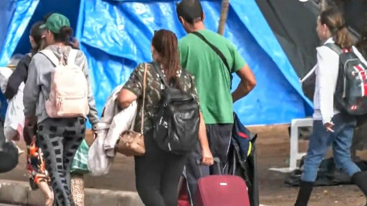 revistaforum's tweet image. URGENTE: Exército e PM acabam com acampamento de terroristas, que não são presos

Criminosos bolsonaristas retiram malas, tranquilamente, sem serem presos. Tropas da Polícia do Exército e da Polícia Militar do DF não fazem prisões

Leia: tinyurl.com/34tjm33e