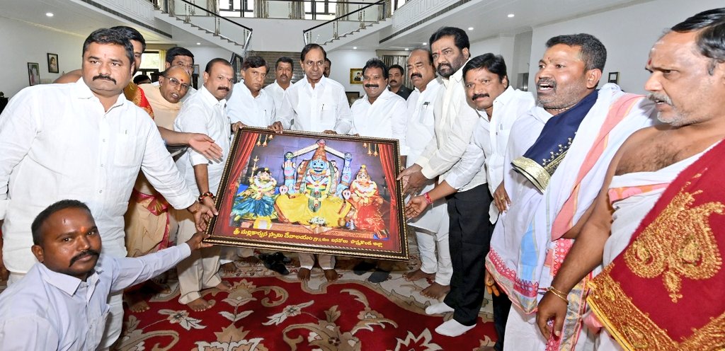 ArooriRamesh's tweet photo. నేడు ప్రగతి భవన్లో @TelanganaCMO #KCR గారిని మర్యాద పూర్వకంగా కలిసి ఈ నెల 13 నుండి జరగనున్న ఐనవోలు మల్లిఖార్జున స్వామి జాతరకు హాజరుకావాలని కోరుతూ వేద పండితుల ఆశీర్వచనం అనంతరం జాతర ఆహ్వాన పత్రికను అందజేసి ఆలయ అభివృద్ధికి సహకరించాలని కోరడం జరిగింది. @RRMarneni https://t.co/1XyXhxpJJ5
