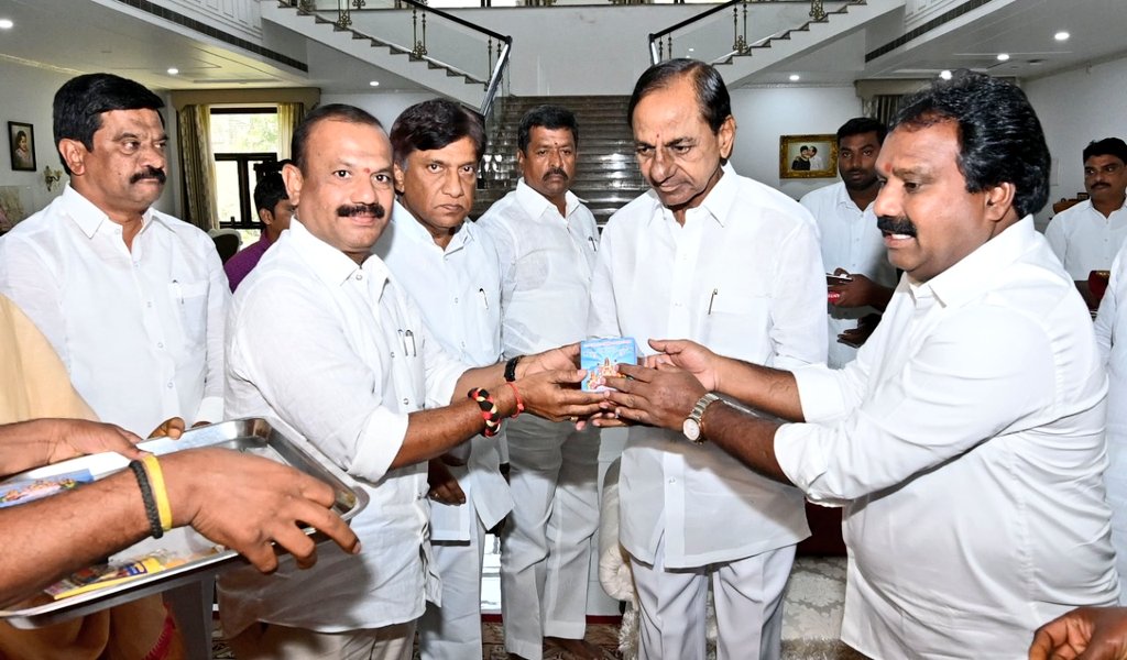 ArooriRamesh's tweet photo. నేడు ప్రగతి భవన్లో @TelanganaCMO #KCR గారిని మర్యాద పూర్వకంగా కలిసి ఈ నెల 13 నుండి జరగనున్న ఐనవోలు మల్లిఖార్జున స్వామి జాతరకు హాజరుకావాలని కోరుతూ వేద పండితుల ఆశీర్వచనం అనంతరం జాతర ఆహ్వాన పత్రికను అందజేసి ఆలయ అభివృద్ధికి సహకరించాలని కోరడం జరిగింది. @RRMarneni https://t.co/1XyXhxpJJ5