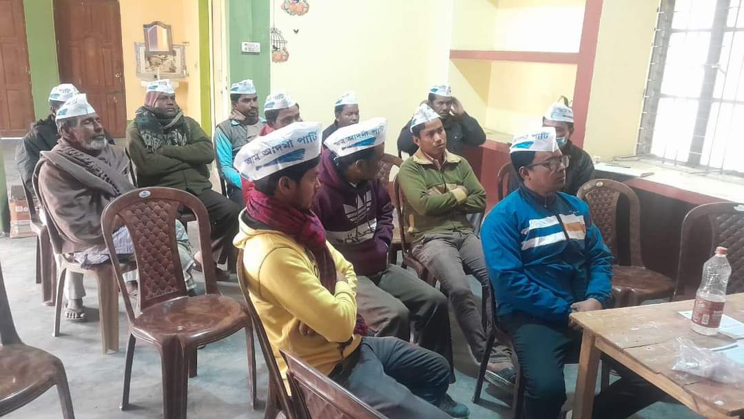 AamAadmiPartyWB's tweet photo. আজ দক্ষিণ দিনাজপুর জেলার বংশীহারি ব্লকের আপ কর্মীদের নিয়ে একটি কর্মীসভা অনুষ্ঠিত হলো। উপস্থিত ছিলেন জেলা সম্পাদক বাবলু মিয়া, বুনিয়াদপুর থেকে মাননীয় শ্রী সুশোভন সিংহ মহাশয়, গঙ্গারামপুর ব্লক সভাপতি মাননীয় শ্রী সাদ্দাম হোসেন মহাশয় ও অন্যান্য জেলা নেতৃত্ব।#AAPinBengal #AAPinDD https://t.co/3cBJDTIt3Q
