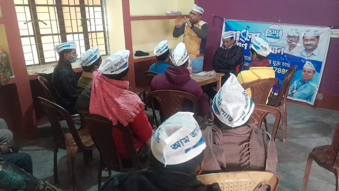 AamAadmiPartyWB's tweet photo. আজ দক্ষিণ দিনাজপুর জেলার বংশীহারি ব্লকের আপ কর্মীদের নিয়ে একটি কর্মীসভা অনুষ্ঠিত হলো। উপস্থিত ছিলেন জেলা সম্পাদক বাবলু মিয়া, বুনিয়াদপুর থেকে মাননীয় শ্রী সুশোভন সিংহ মহাশয়, গঙ্গারামপুর ব্লক সভাপতি মাননীয় শ্রী সাদ্দাম হোসেন মহাশয় ও অন্যান্য জেলা নেতৃত্ব।#AAPinBengal #AAPinDD https://t.co/3cBJDTIt3Q
