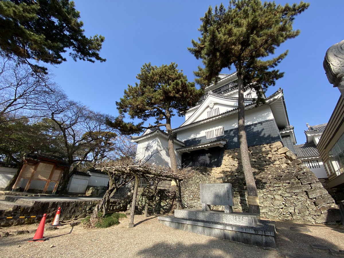 sunuman05's tweet photo. 今日は飛行機✈️乗る前に菅生神社と岡崎城🏯へ✨
参拝して願い事した後おみくじ引いて欲しかった御朱印と御城印もゲット💜
晴れ渡る空に勇敢に立つ岡崎城🏯
本当に神々しかった✨
優しい岡崎市民に助けられながら駅に向かって無事帰宅✈️💕
また殿を感じる旅に来れるように真面目に働くぞ☺️👍✨ https://t.co/NFfGQXfnU6
