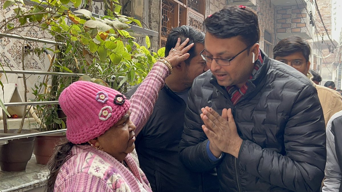 MLARituraj's tweet photo. राजनितिक जीवन में विनम्र रहना सबसे ज्यादा ज़रूरी हैं 
ना तालियाँ सुनकर अति उत्साहित होना चाहिए 
ना गालियाँ सुनकर हताश 
बस विनम्र रहकर अपना काम पूरी ईमानदारी और निष्ठां से करते रहना   चाहिए.. 
आपका बेटा विधायक ऋतुराज झा https://t.co/XZimeaFKCe