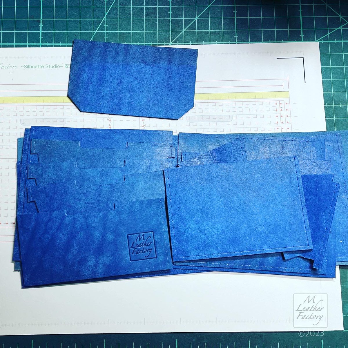 m_leather's tweet photo. オーダーいただいていた #二つ折り財布
いつでも良いとのお言葉に甘え、試作を作ったあと長らくお待たせしましたが、もう少し🙇
#maya #Covalt #青
#tempesti #テンペスティ
#レザクラ #レザークラフト
#革 #手縫い
#leathercraft #leather
. https://t.co/OEpWO1zTuG