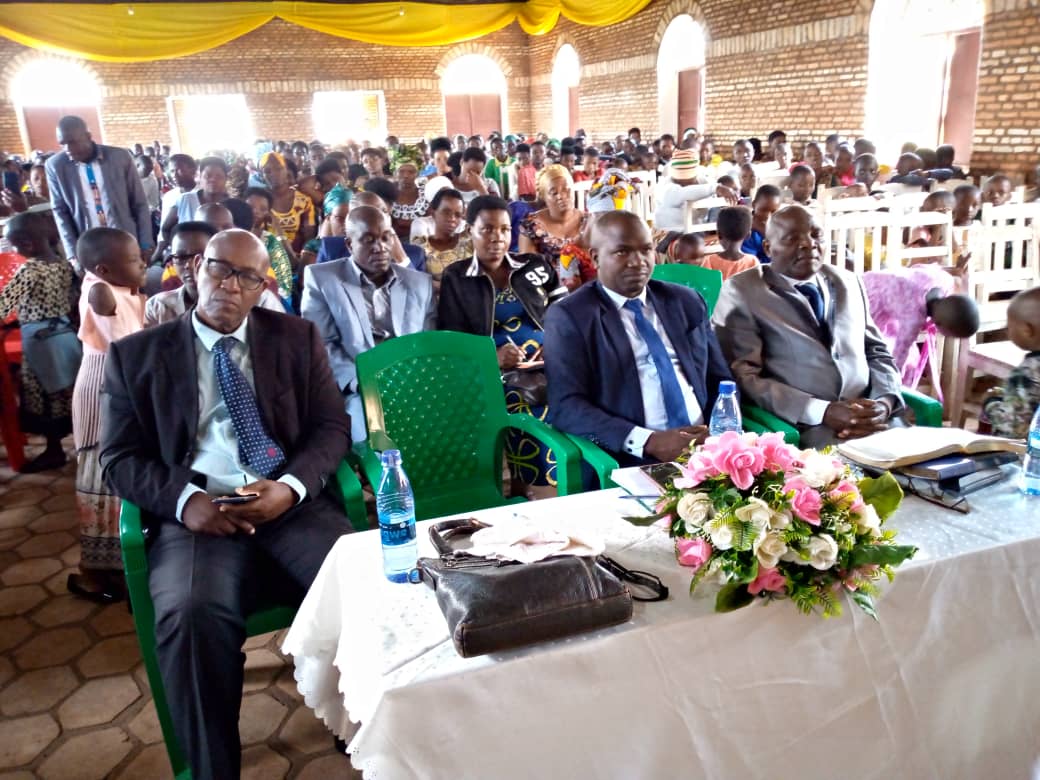 AmisEglise's tweet photo. #Burundi, le 8/01/2023, Indongozi z'Ishengero ry'abagenzi zaragendeye inama y'ukwezi ya #ngozi, aho bipfurije abakristo umwaka mushasha, barabakomeza  barongera barabatera intege mu bikorwa vy'iterambere bariko bararangura. insiguro yavuga kuri: "Kwumvira Imana bizana Umugisha" https://t.co/v04OOvY9yf