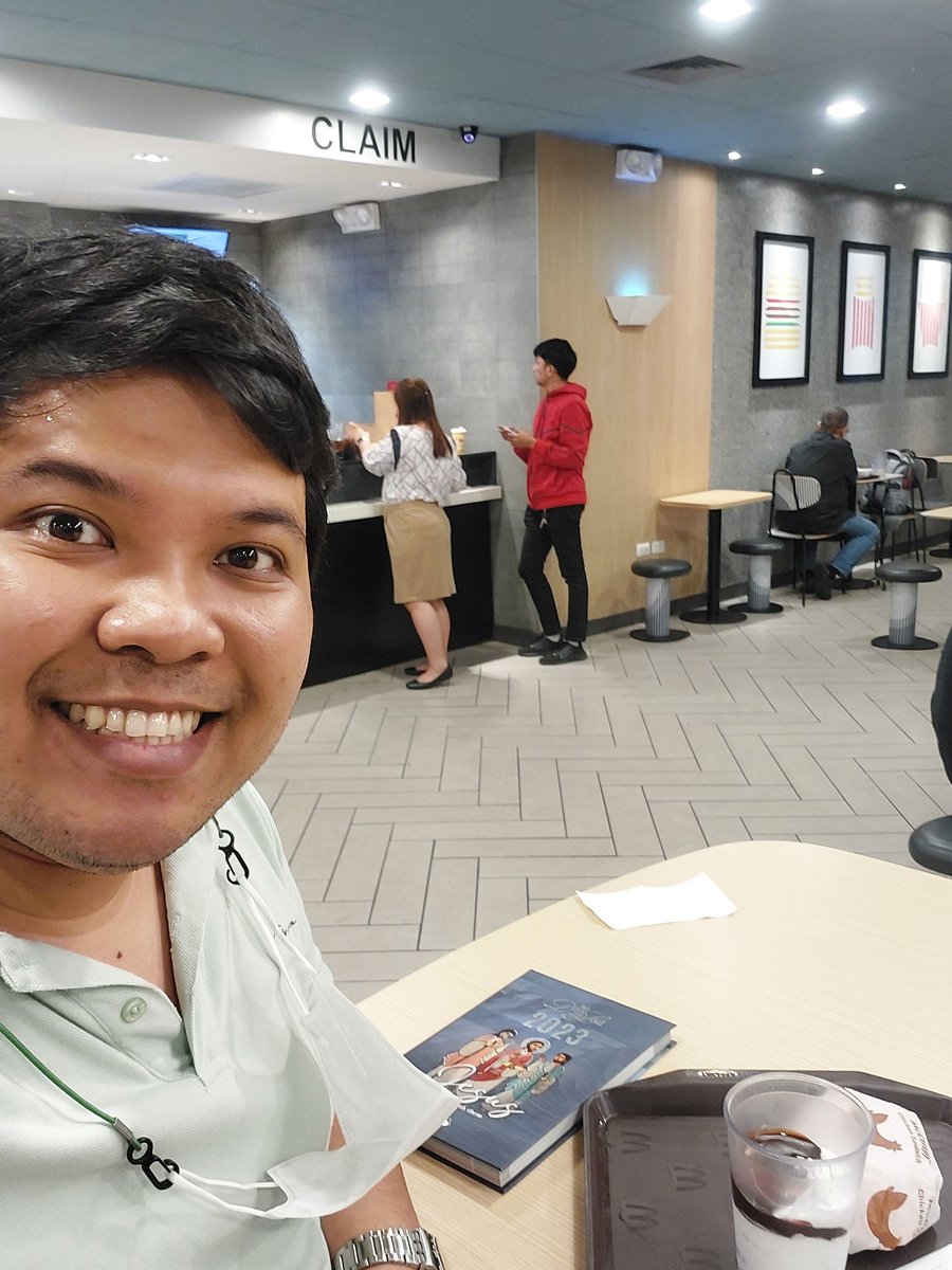 RobertBadrina's tweet image. Life hack:
Mas makakamura ka pala ng 6 pesos sa Mcdo kapag nag mix and match ka ng crispy chicken sandwich + fries then add ng hot fudge

Kesa chicken sandwich + hotfudge then separate fries.

#McDonalds #mixMatch